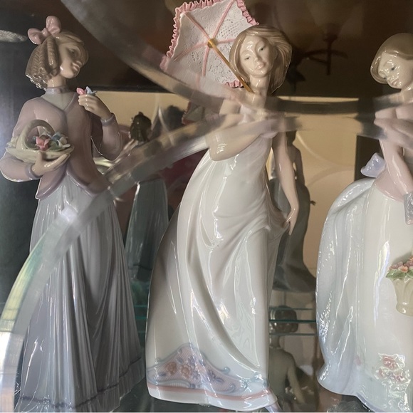 RETIRED 1996 ‘INNOCENCE IN BLOOM LLADRO’ PORCELAIN FIGURINE-Item# 01007644 - Picture 7 of 9
